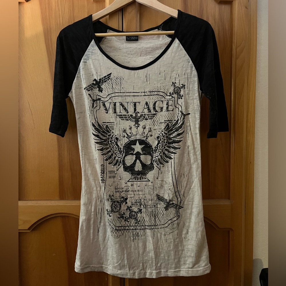 Buckle Black and White Graphic 3/4 Sleeve Tee